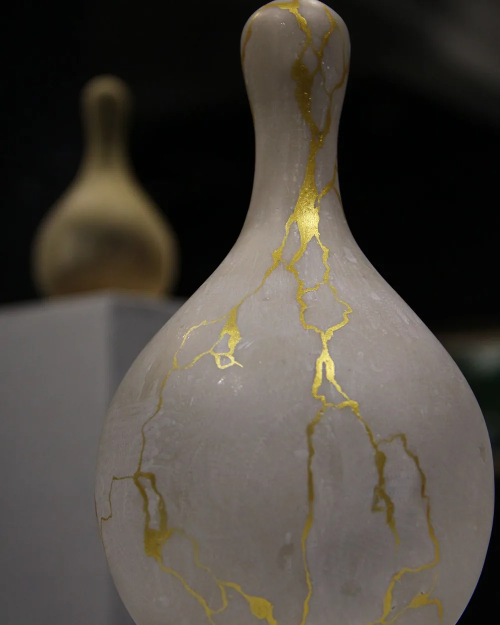 Jarrón de cerámica restaurado con la técnica del kintsugi, con las juntas de rotura resaltadas en oro